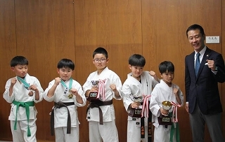 写真：第2回カラテプラススポーツ選手権大会出場選手表敬訪問