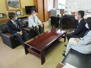 写真：岐阜県立多治見病院長と副院長との面談