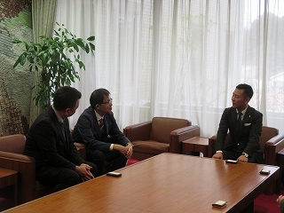 写真：面談（土岐プレミアムアウトレット支配人）