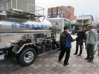 写真：加圧式給水車視察
