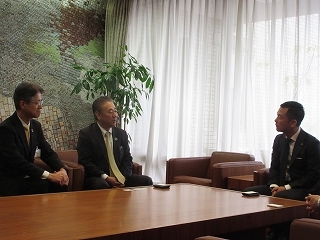 写真：面談（株式会社十六銀行常務執行役員ら）