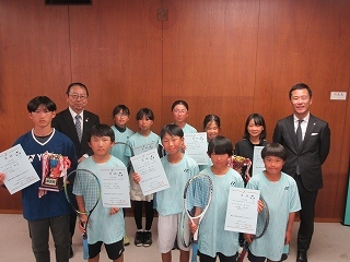 写真：表敬訪問（第24回全国小学生ソフトテニス大会出場者）