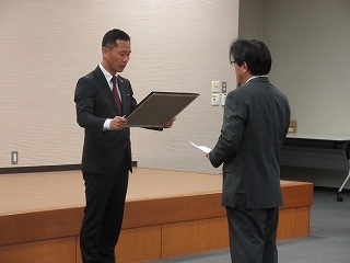 写真：退職者辞令交付式