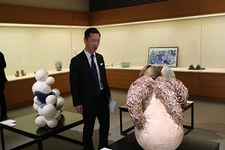 写真：第4回全国やきもの甲子園入賞・入選作品展視察