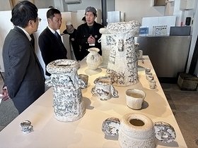 写真：多治見市陶磁器意匠研究所&nbsp;卒業制作展2025視察2
