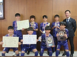 写真：表敬訪問（2024年度東海ろうきんカップ第57回岐阜県少年サッカー選手権大会出場者）