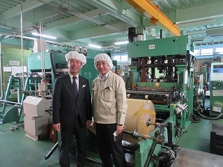 写真：本州圧空株式会社視察