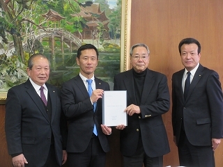 写真：多治見商工会議所、笠原町商工会、東濃信用金庫から要望書受理