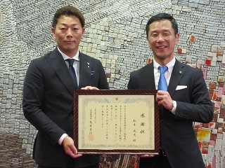 写真：株式会社トーカイ薬局代表者・松本氏への感謝状贈呈式