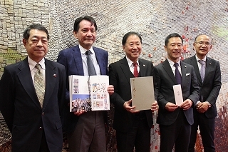 写真：多治見陶磁器卸商業協同組合創立130周年記念誌贈呈式