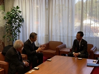 写真：面談（株式会社カネスエ代表取締役会長ら）