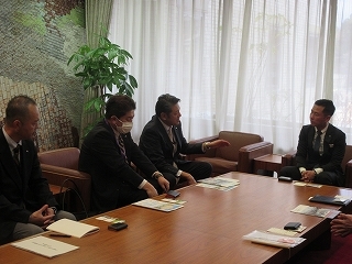 写真：面談（株式会社シイエム・シイ）