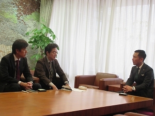 写真：面談（おりべネットワーク株式会社）