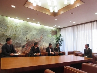 写真：面談（三菱地所・サイモン株式会社）