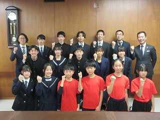 写真：表敬訪問（第14回ぎふ清流郡市対抗駅伝競走大会出場者）