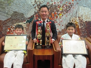 写真：表敬訪問（JIKA第6回全日本空手道選手権大会入賞者ら）