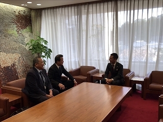 写真：面談（東濃信用金庫理事長ら）