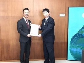 写真：連合岐阜、岐阜県労働者福祉協議会から要求書等受理2