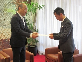 写真：多治見市歯科医師会から要望書受理