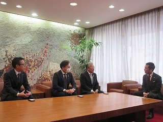 写真：面談（SMBC日興証券株式会社岐阜支店長）