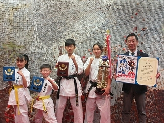 写真：表敬訪問（第18回JKJO全日本ジュニア空手道選手権大会入賞者）