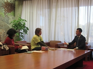 写真：面談（森のわらべ園長ら）