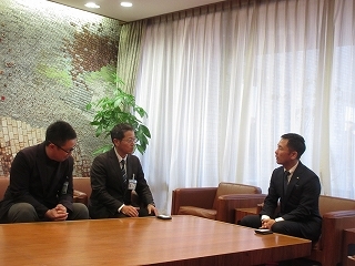 写真：面談（大垣共立銀行多治見支店長ら）