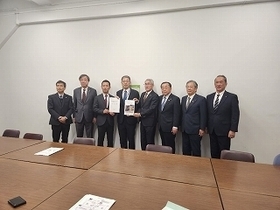 写真：東濃西部都市間連絡道路建設推進協議会要望活動（菅野主計官）