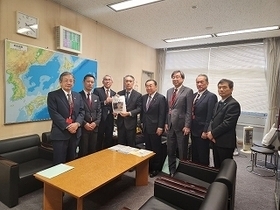 写真：東濃西部都市間連絡道路建設推進協議会要望活動（山本道路局長）