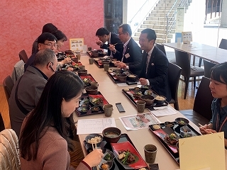 写真：面談（韓国陶磁団）