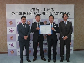 写真：TTTHREE協同組合との災害協定締結式