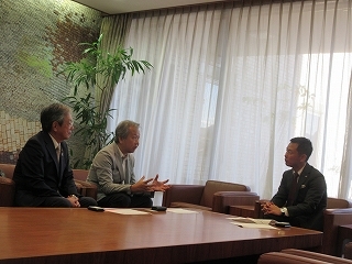 写真：面談（インフィニット・グロース代表者ら）