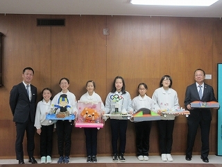 写真：表敬訪問（第12回全国少年少女チャレンジ創造コンテスト全国大会出場者）