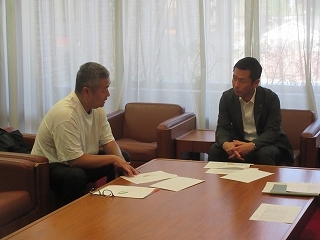 写真：面談（株式会社F.K.Solutions代表取締役社長）