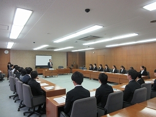 写真：令和6年度採用試験内定者への講話