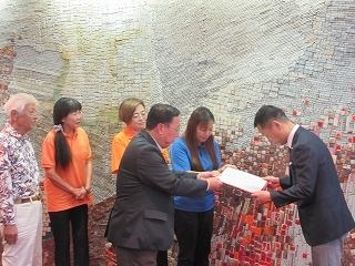 写真：たじみ市民討議会実行委員会から提言書受理