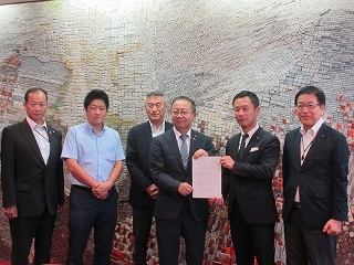 写真：多治見市議会から令和7年度当初予算編成要望書受理