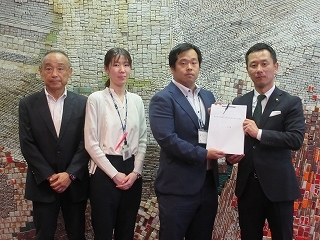 写真：多治見市職員労働組合連合会から要求書受理