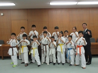写真：表敬訪問（第18回JKJO全日本ジュニア空手道選手権大会出場者）