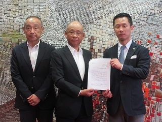 写真：自治労岐阜県本部、多治見市職員労働組合連合会から申入書等受理