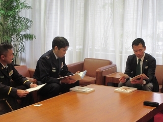 写真：面談（自衛隊岐阜地方協力本部長ら）
