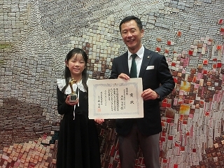 写真：表敬訪問（第24回社会科（地理歴史科・公民科）課題追求学習作品展優秀賞受賞者）