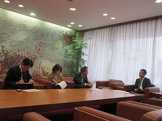 写真：面談（生活協同組合コープぎふ理事長ら）