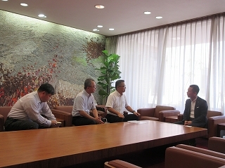 写真：面談（TOTOマテリア株式会社社長ら）