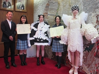 写真：表敬訪問（ファッション甲子園2024入賞、入選者）