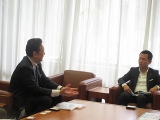 写真：面談（株式会社L&F代表取締役社長）
