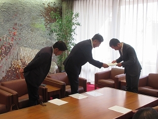 写真：フォーレサンノクラから要望書受理