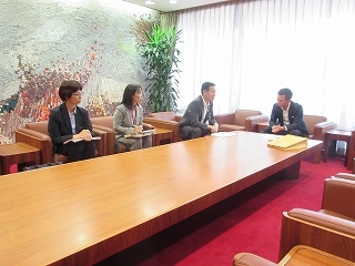 写真：面談（関西電力株式会社東海支社長ら）