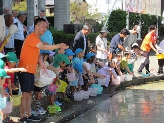 写真：たじみクールアースデー2024　うながっぱの打ち水大作戦