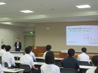 写真：インターンシップ生への講話